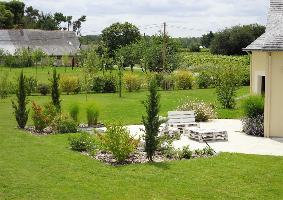 Idées déco pour un grand jardin méditerranéen avec un bassin et des pavés en béton.