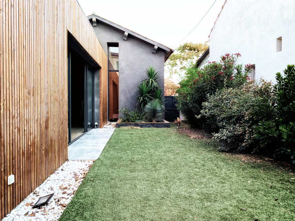 Источник вдохновения для домашнего уюта: маленький участок и сад на внутреннем дворе в современном стиле для на участке и в саду