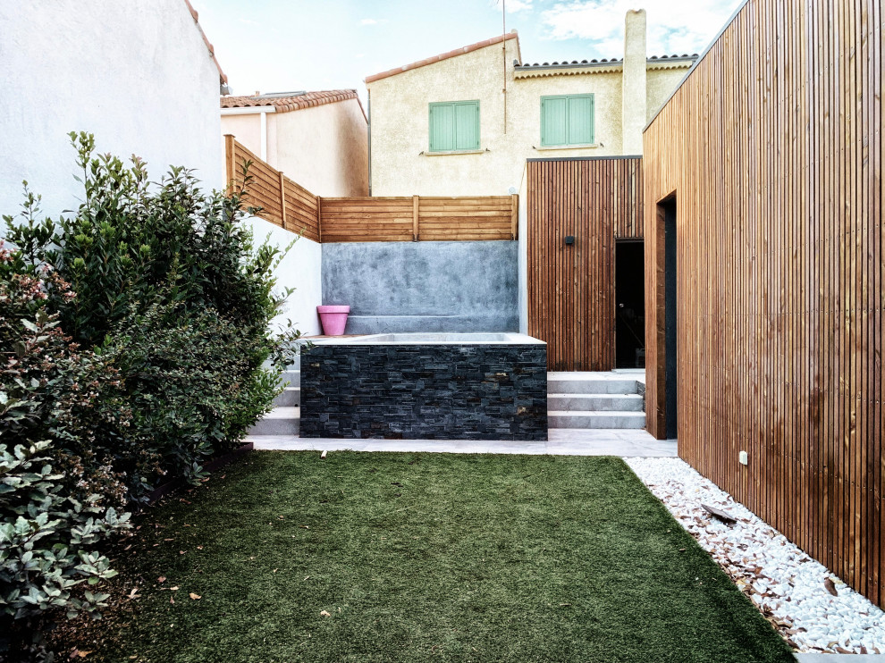 Свежая идея для дизайна: маленький участок и сад на внутреннем дворе в современном стиле с полуденной тенью для на участке и в саду - отличное фото интерьера