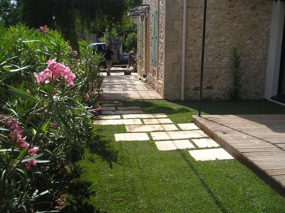 Aménagement d'un aménagement d'entrée ou allée de jardin avant campagne au printemps et de taille moyenne avec des pavés en pierre naturelle et une exposition ensoleillée.