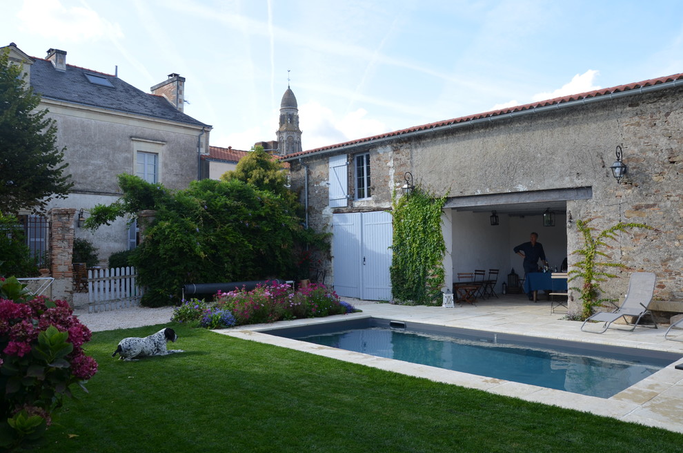 Foto di un giardino country esposto in pieno sole di medie dimensioni e dietro casa in estate con pavimentazioni in pietra naturale