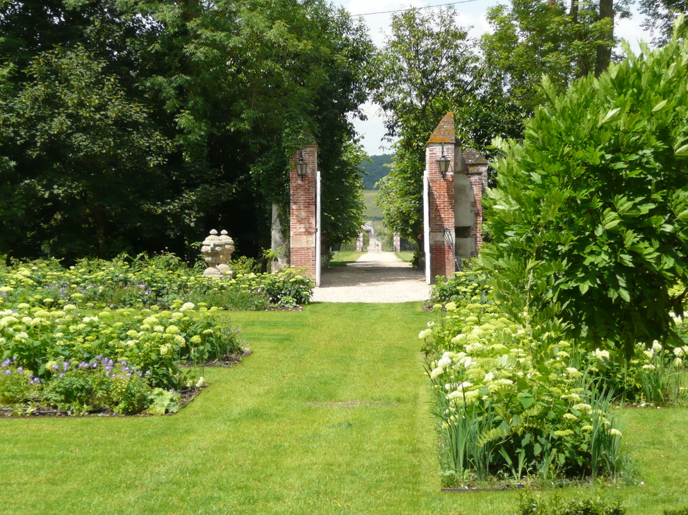 Идея дизайна: участок и сад в классическом стиле
