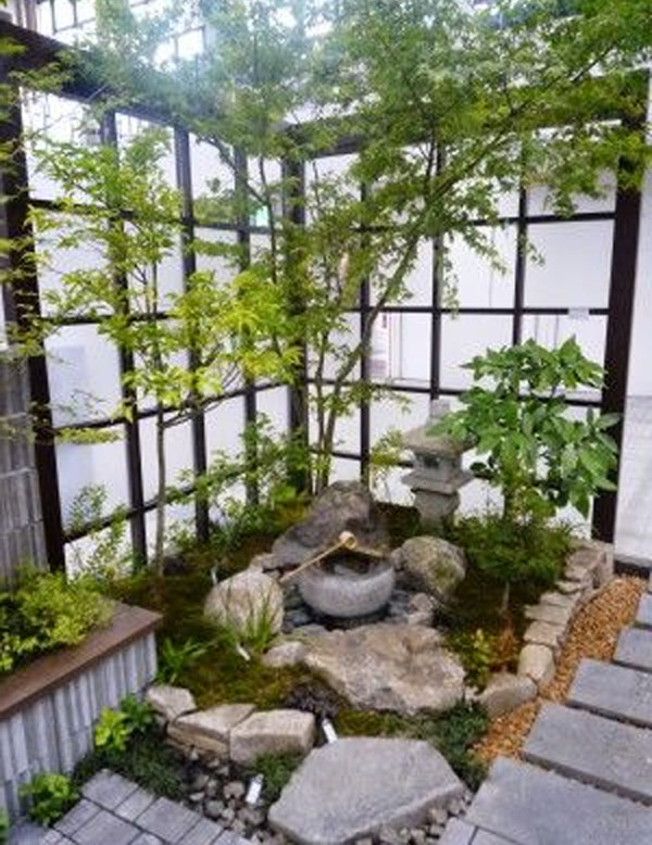 Inspiration pour un petit jardin arrière asiatique avec un point d'eau, une exposition partiellement ombragée et des pavés en béton.