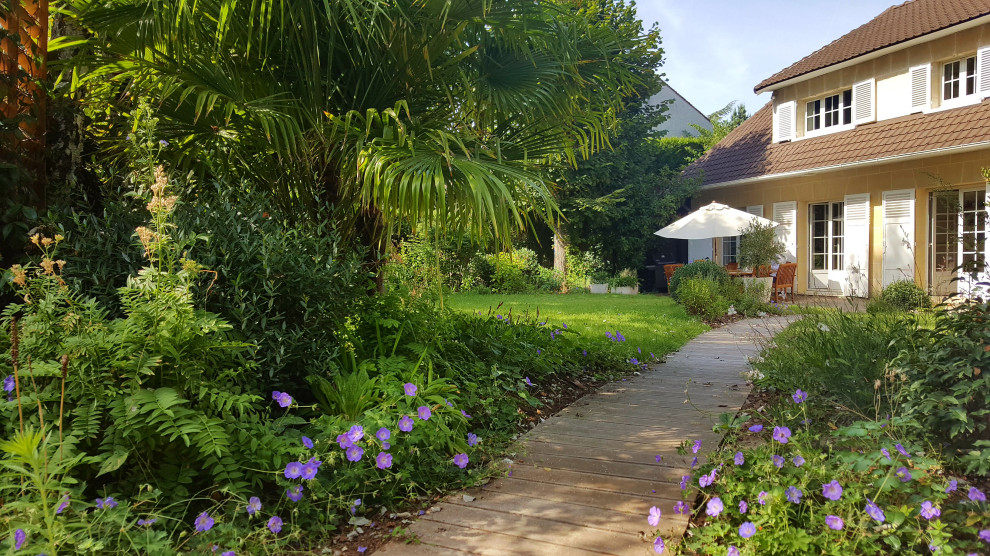 Стильный дизайн: весенний участок и сад среднего размера на переднем дворе в стиле кантри с клумбами, полуденной тенью и настилом - последний тренд