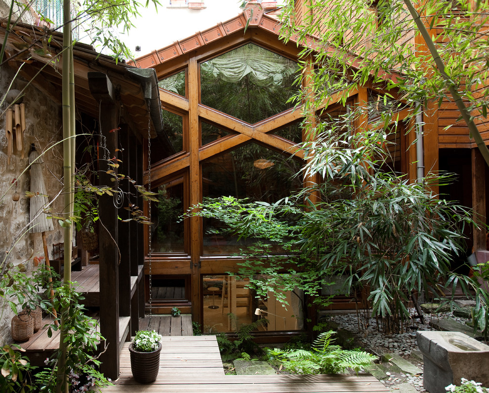 Idées déco pour un petit jardin asiatique avec une exposition ombragée et une terrasse en bois.