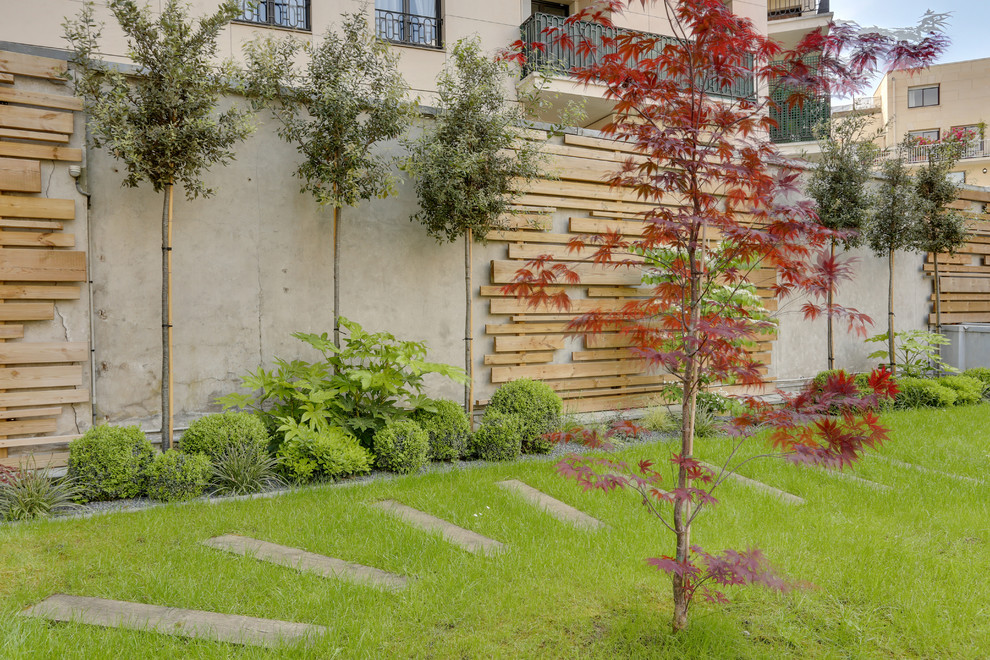 Geometrischer, Großer, Halbschattiger Moderner Japanischer Garten im Frühling, hinter dem Haus mit Dielen und Holzzaun in Paris