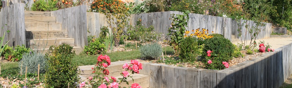 Cette image montre un grand jardin potager design avec une exposition ensoleillée et une pente, une colline ou un talus.