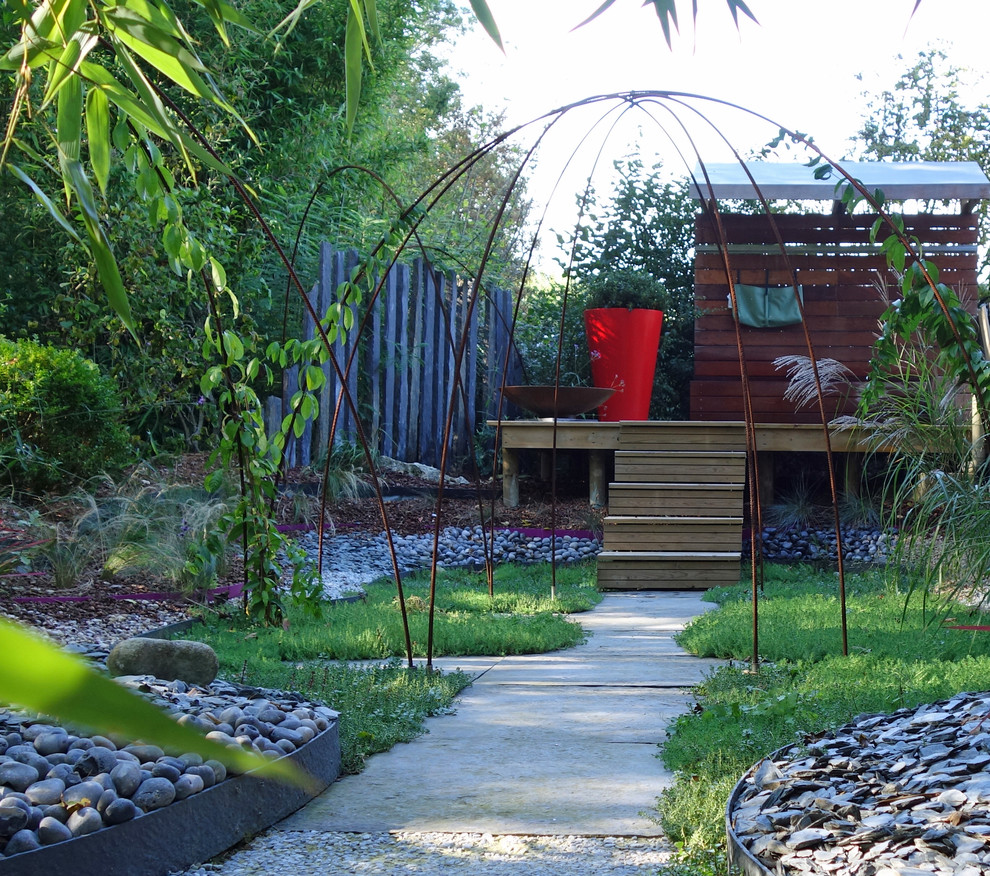 Idee per un piccolo giardino minimal esposto a mezz'ombra in estate con un ingresso o sentiero e ghiaia