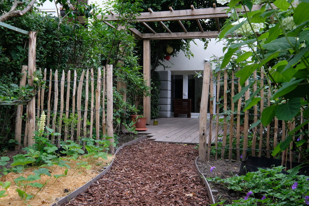 Idee per un orto in giardino country esposto a mezz'ombra di medie dimensioni e dietro casa con pedane