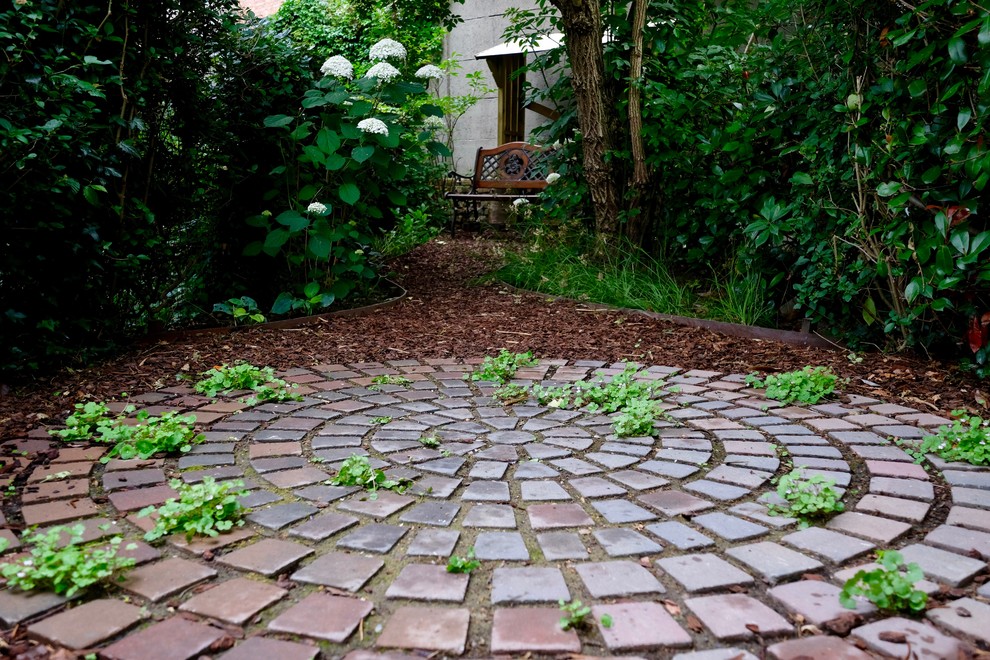 Esempio di un orto in giardino country esposto a mezz'ombra di medie dimensioni e dietro casa con pavimentazioni in cemento
