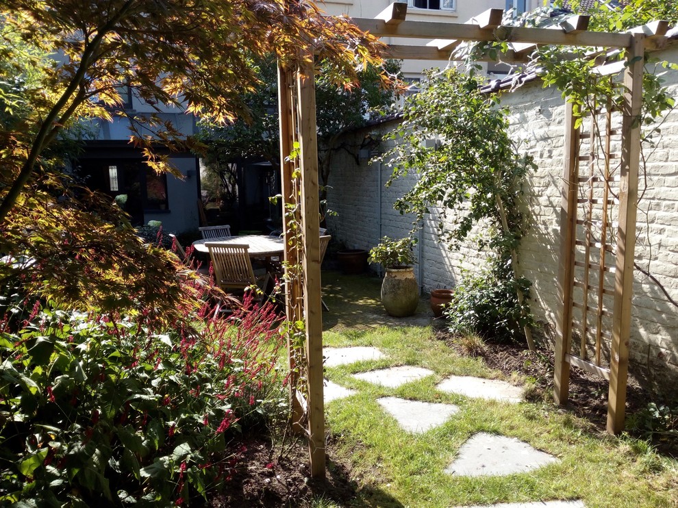 Immagine di un giardino stile shabby esposto a mezz'ombra di medie dimensioni e dietro casa con pavimentazioni in mattoni
