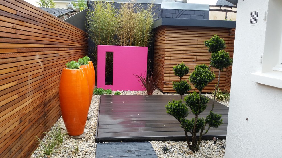 Idée de décoration pour un jardin avec une terrasse en bois.