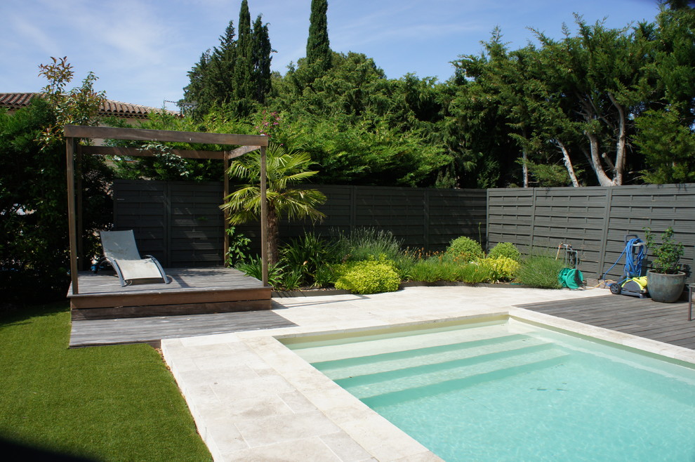 На фото: большой участок и сад на боковом дворе в современном стиле с полуденной тенью и настилом с