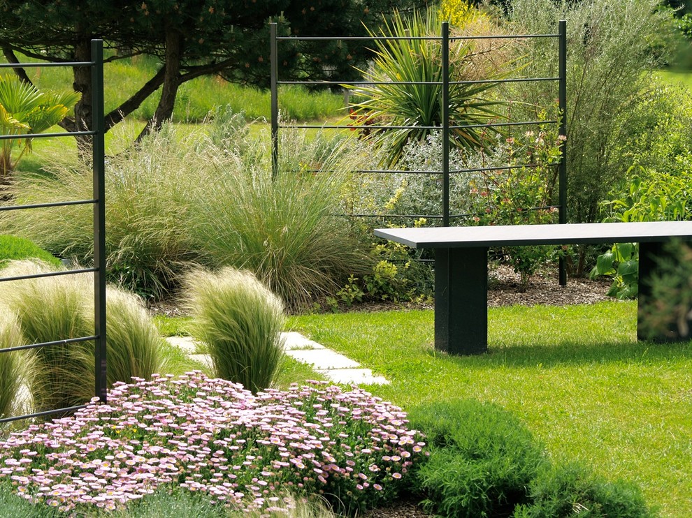 Design ideas for a coastal back garden seating in Rennes.