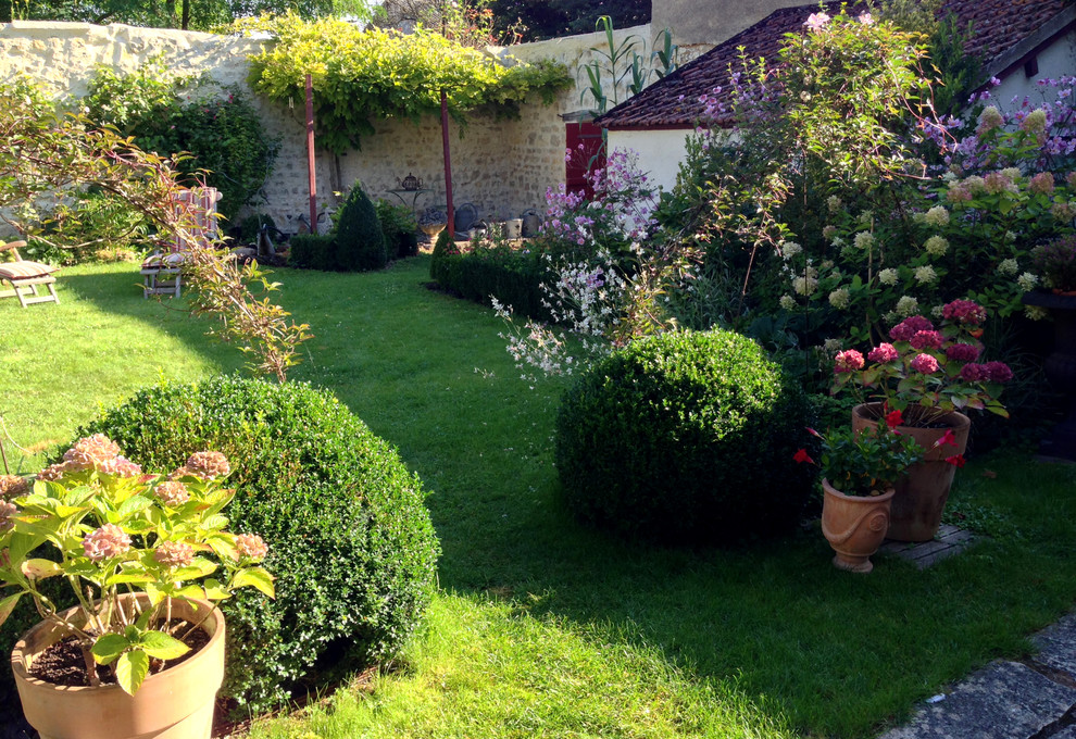 Mittelgroßer, Halbschattiger Shabby-Style Garten hinter dem Haus in Paris