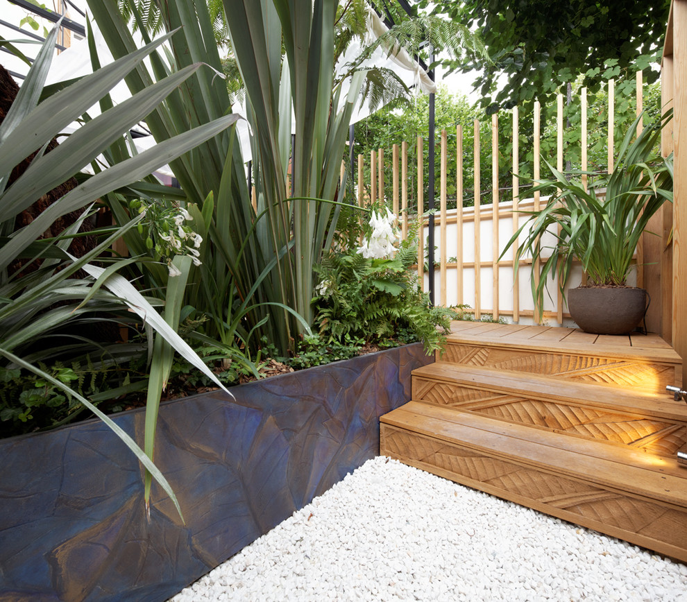 Réalisation d'un petit jardin en pots ethnique avec du gravier.