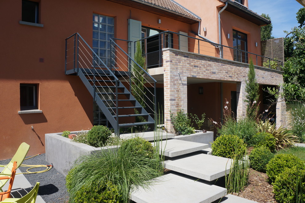 Cette photo montre un aménagement d'entrée ou allée de jardin tendance avec des pavés en béton.