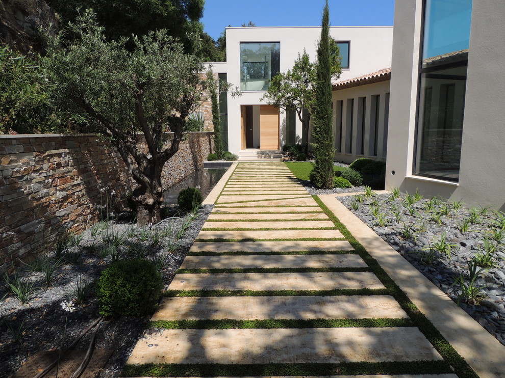 Réalisation d'un aménagement d'entrée ou allée de jardin avant design de taille moyenne et l'été avec une exposition partiellement ombragée et des pavés en pierre naturelle.