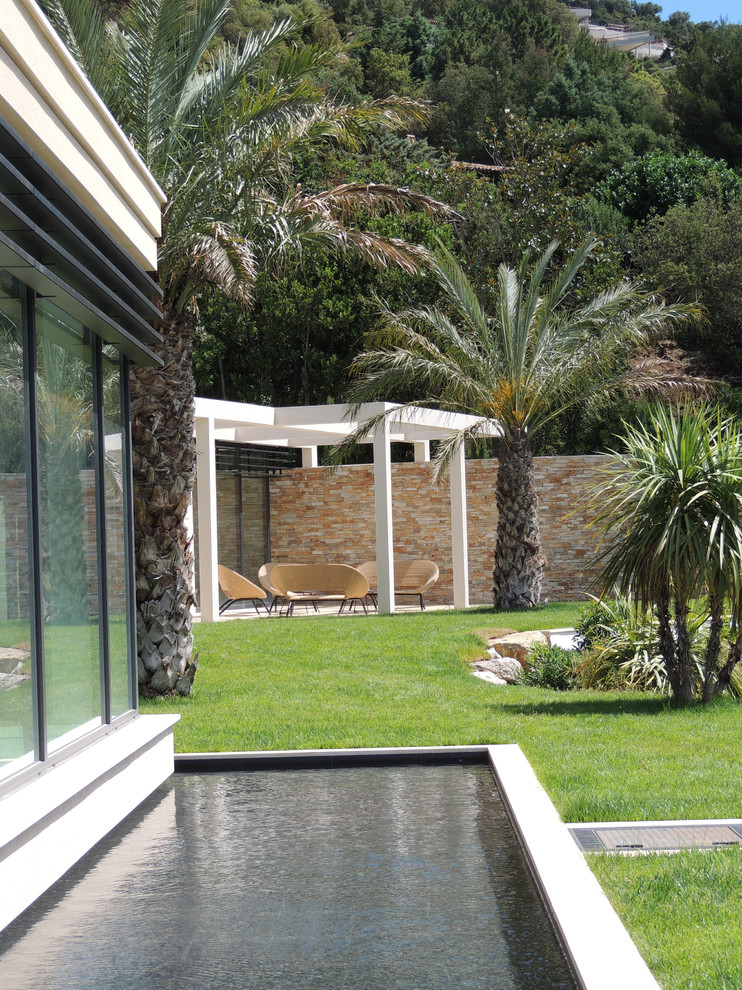 Photo of a contemporary garden in Marseille.