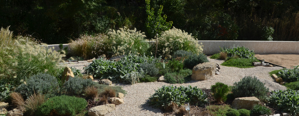 Foto di un giardino xeriscape mediterraneo esposto in pieno sole di medie dimensioni e nel cortile laterale con un ingresso o sentiero e ghiaia