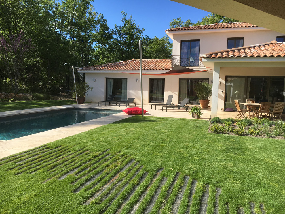 Ejemplo de camino de jardín mediterráneo de tamaño medio en verano en patio trasero con exposición parcial al sol y adoquines de piedra natural