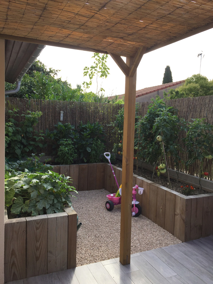 Idées déco pour un petit jardin potager arrière contemporain l'été avec une exposition partiellement ombragée et du gravier.