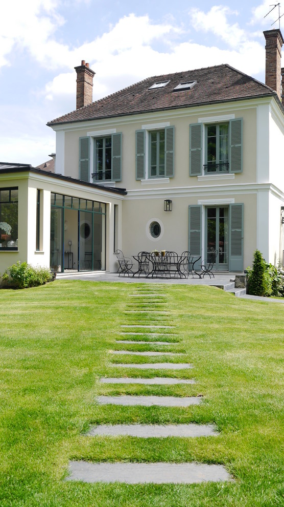 Idee per un grande giardino formale tradizionale esposto in pieno sole dietro casa in estate con pavimentazioni in pietra naturale