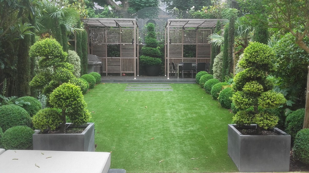 Inspiration pour un jardin arrière design de taille moyenne avec une exposition partiellement ombragée.