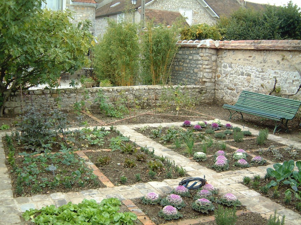 Inspiration for a farmhouse garden in Other.