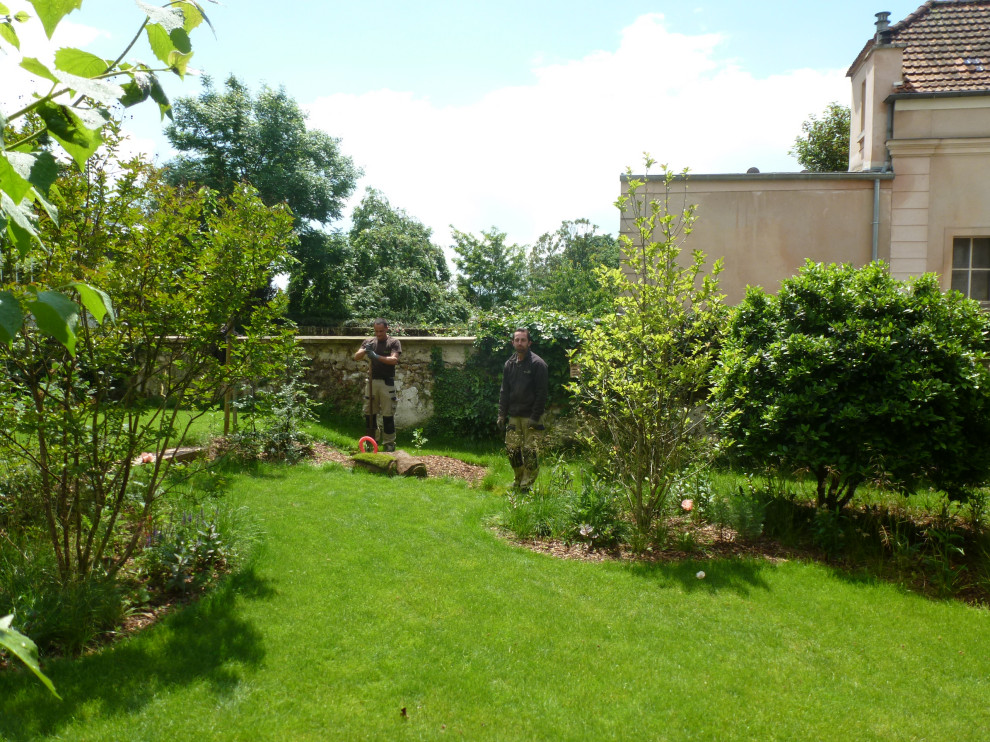 На фото: маленький солнечный, летний засухоустойчивый сад на заднем дворе в стиле кантри с клумбами, хорошей освещенностью и мульчированием для на участке и в саду