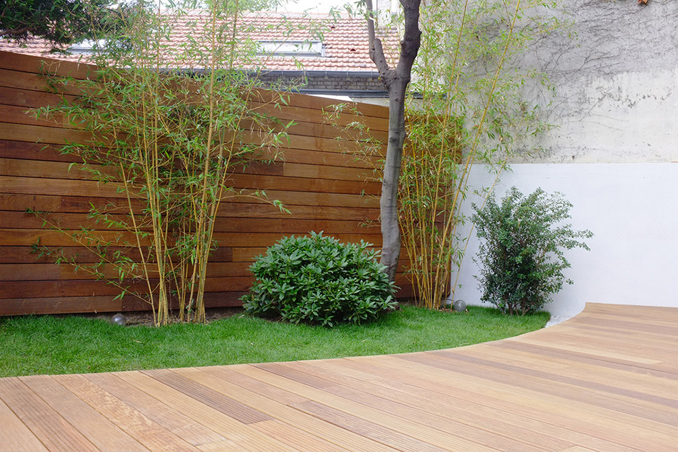 Стильный дизайн: маленький солнечный участок и сад на заднем дворе в современном стиле с хорошей освещенностью и настилом для на участке и в саду - последний тренд