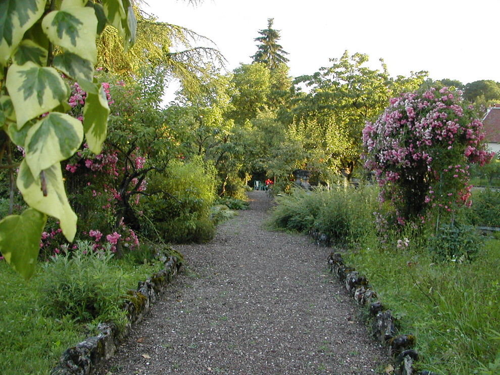 Идея дизайна: участок и сад в стиле шебби-шик с садовой дорожкой или калиткой