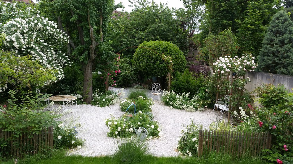 Ispirazione per un giardino tradizionale esposto in pieno sole di medie dimensioni e dietro casa con ghiaia e un ingresso o sentiero