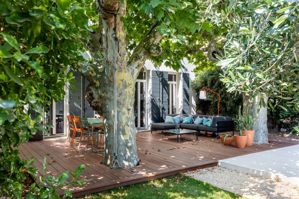 Cette photo montre un petit jardin moderne avec une terrasse en bois.