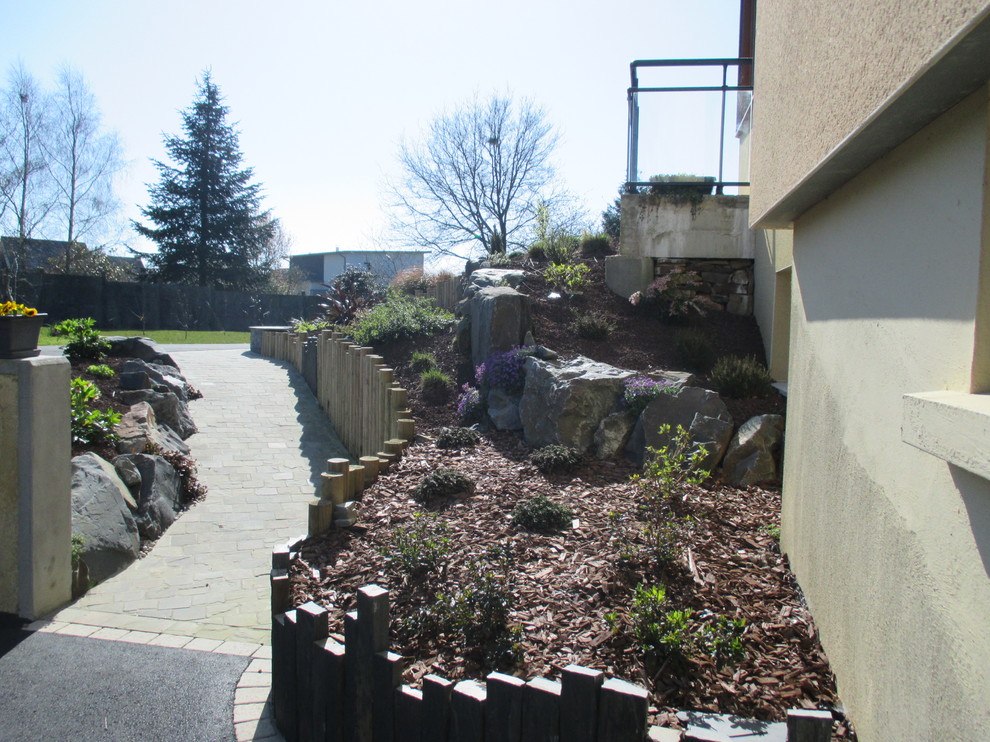 Photo of a contemporary landscaping in Rennes.