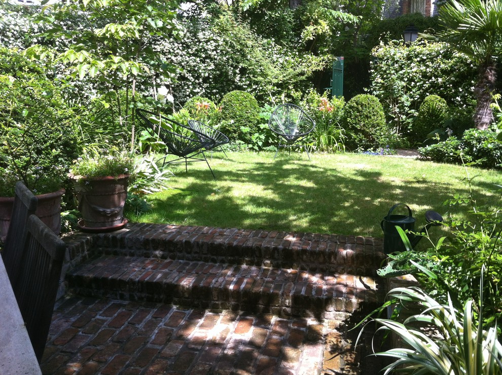 Cette photo montre un jardin romantique.