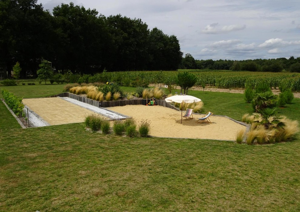 Großer Mediterraner Garten hinter dem Haus mit Sportplatz in Angers