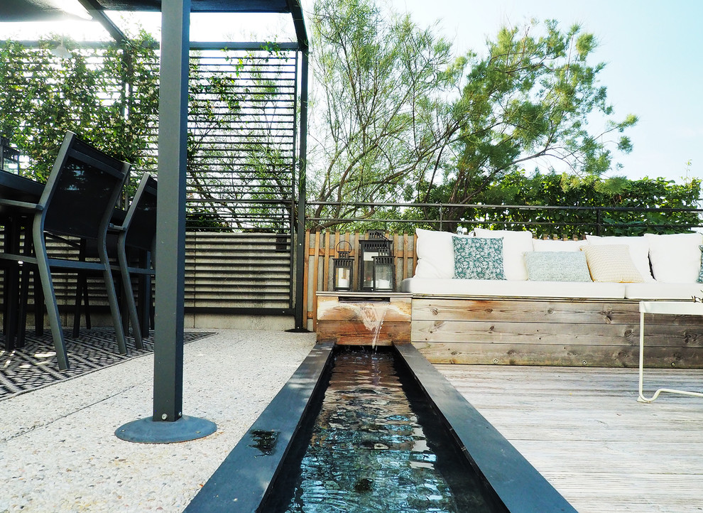 Idéer för att renovera en takterrass i full sol vattenfall, med trädäck