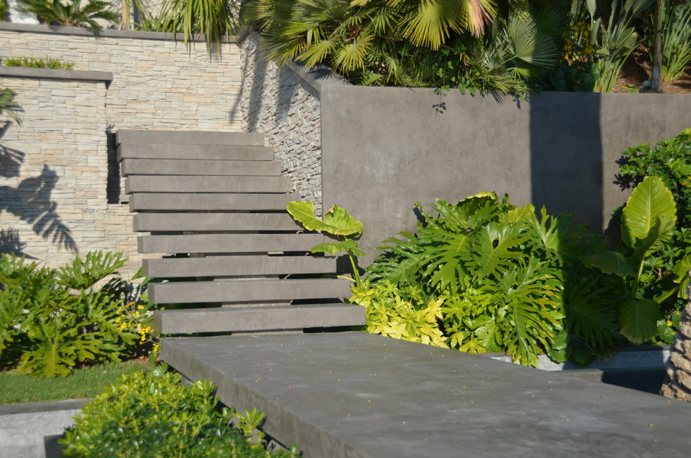 Стильный дизайн: огромный солнечный участок и сад на переднем дворе в стиле модернизм с хорошей освещенностью - последний тренд
