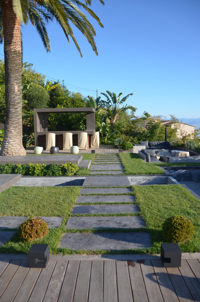 Стильный дизайн: огромный солнечный участок и сад на переднем дворе в стиле модернизм с хорошей освещенностью - последний тренд