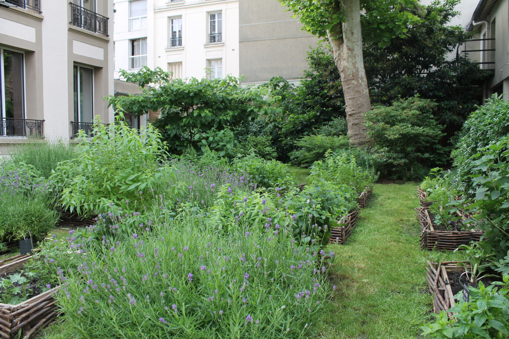 Ispirazione per un piccolo orto in giardino stile shabby esposto in pieno sole in cortile in primavera con pavimentazioni in pietra naturale