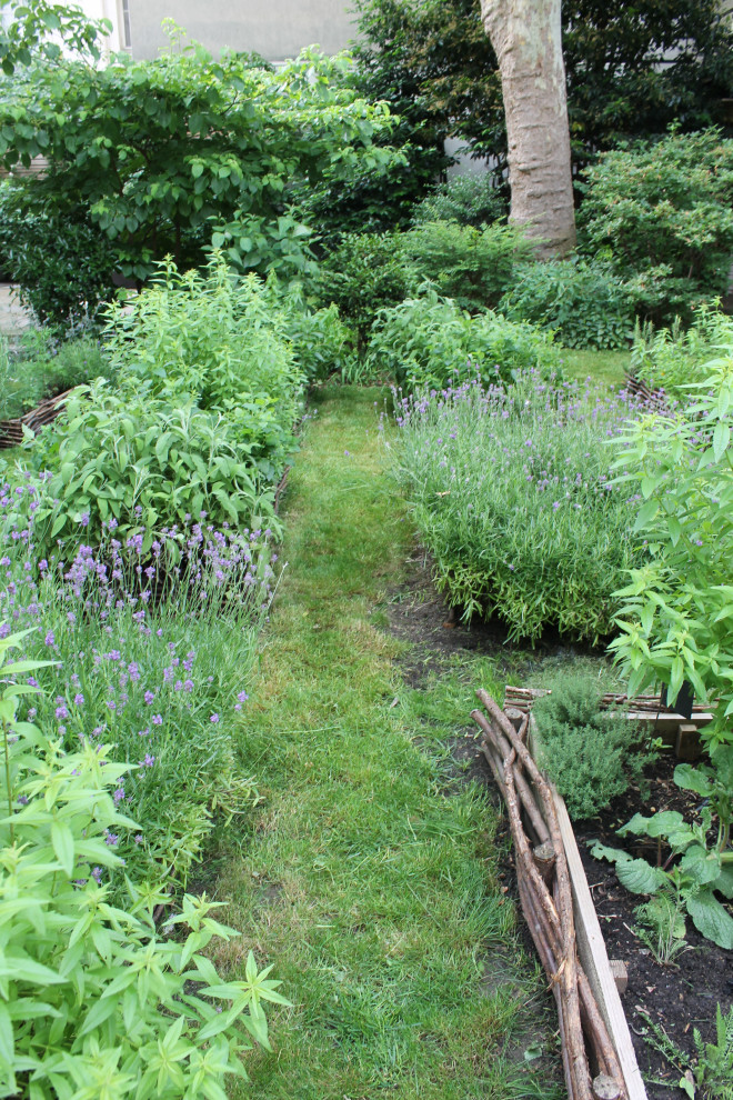 Inspiration pour un petit jardin style shabby chic au printemps avec une exposition ensoleillée et des pavés en pierre naturelle.