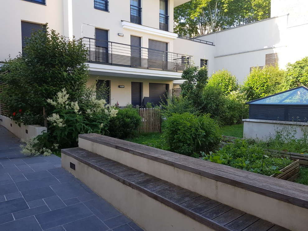 Ispirazione per un orto in giardino minimalista esposto in pieno sole di medie dimensioni e in cortile in primavera con pavimentazioni in pietra naturale