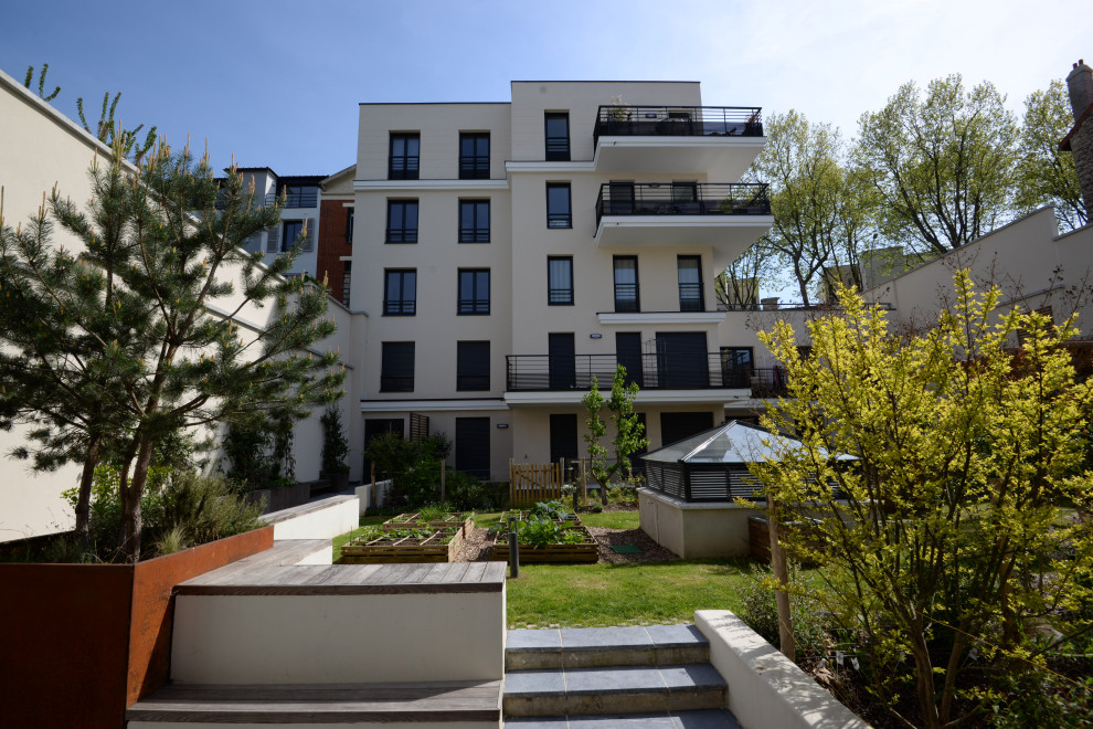 Mittelgroßer Moderner Garten im Frühling mit direkter Sonneneinstrahlung und Natursteinplatten in Paris