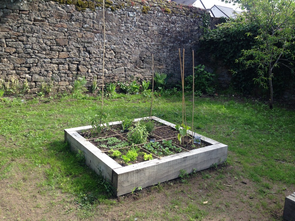 Large farmhouse back garden in Nantes with a vegetable patch.