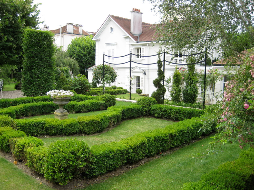 Стильный дизайн: большой регулярный сад на заднем дворе в стиле неоклассика (современная классика) - последний тренд