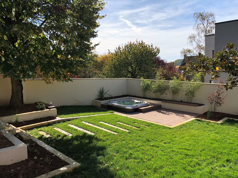 Inspiration for a mid-sized contemporary full sun backyard landscaping in Paris.