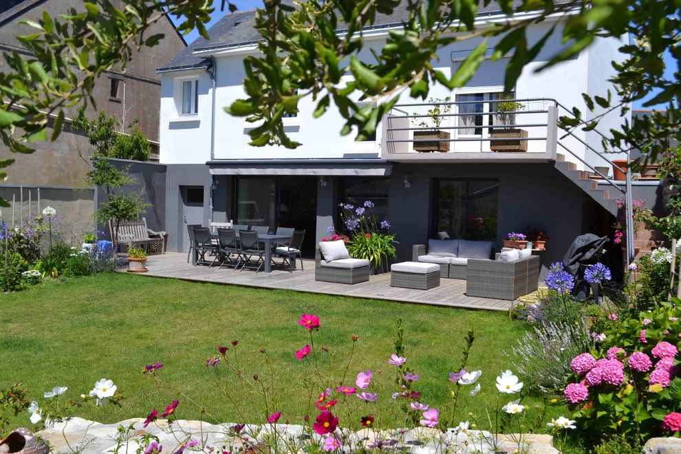 This is an example of a contemporary landscaping in Nantes.