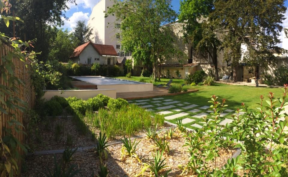 Ispirazione per un grande giardino tradizionale esposto in pieno sole dietro casa in primavera con pedane e un muro di contenimento