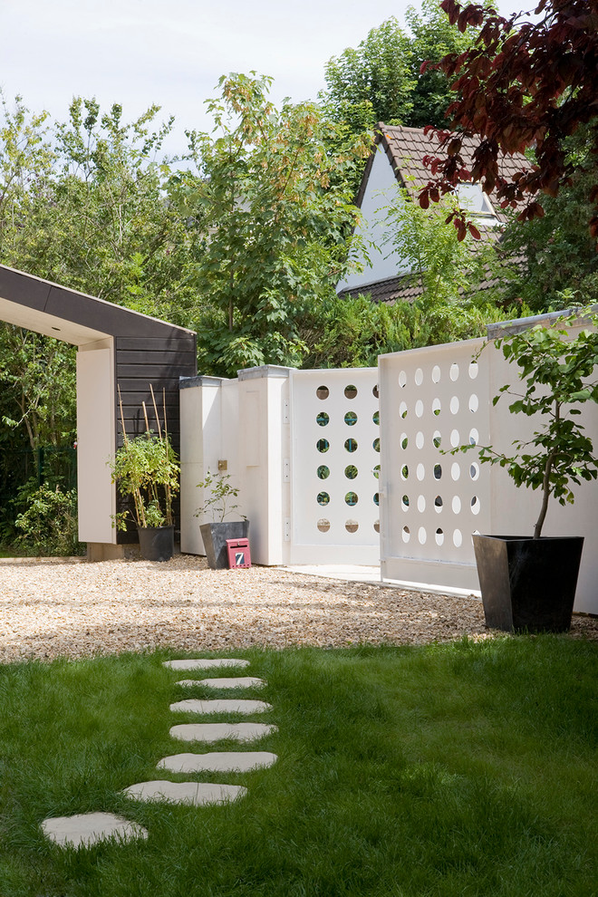 Свежая идея для дизайна: участок и сад в современном стиле - отличное фото интерьера